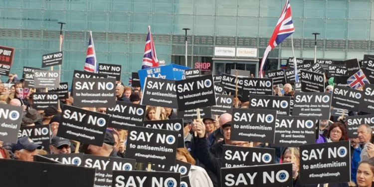 Participación masiva en protesta contra el antisemitismo en Manchester