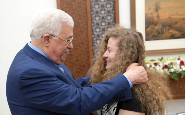 El presidente de la Autoridad Palestina Mahmoud Abbas y Ahed Tamimi en Ramallah el 29 de julio. 2018. (WAFA)