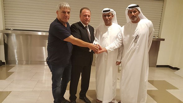 De izquierda a derecha: Moshe Ponty, Marius Weiserand y los representantes de Abu Dhabi. (Foto: FIJ)