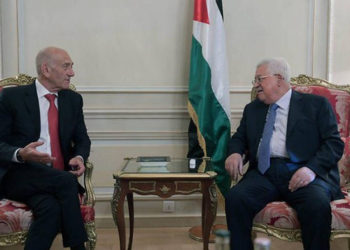 Ex Primer Ministro de Israel, Ehud Olmert, se reúne con Abbas en París