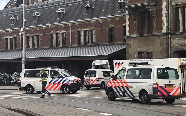 Policías holandeses cerca de la escena de un ataque de apuñalamiento cerca de la estación central diaria en Amsterdam, Países Bajos, el viernes 31 de agosto de 2018. (AP Photo / Alex Furtula)