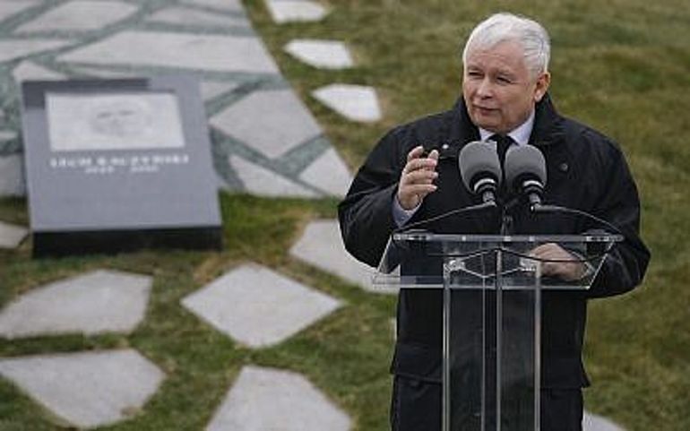 En esta foto del 6 de abril de 2018, Jaroslaw Kaczynski, el líder del partido gobernante de Polonia, Law and Justice, habla durante la inauguración de un monumento conmemorativo del accidente aéreo de Smolensk, en Budapest, Hungría. (AP Photo / Darko Vojinovic, archivo)
