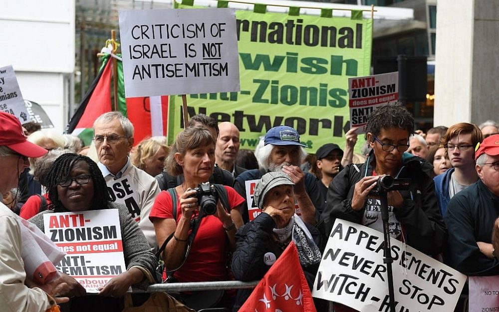 Activistas fuera de una reunión del Comité Ejecutivo Nacional del Trabajo en Londres, martes, 4 de septiembre de 2018. (Stefan Rousseau / PA vía AP)