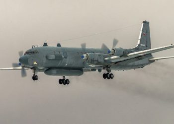 En esta foto de archivo tomada el sábado 4 de marzo de 2017, el avión ruso de inteligencia Ilyushin Il-20 de la fuerza aérea rusa con el número de registro RF 93610, que fue derribado accidentalmente por las fuerzas sirias en respuesta a un ataque aéreo israelí, vuela cerca Aeropuerto de Kubinka, en las afueras de Moscú, Rusia. (Foto AP / Marina Lystseva)