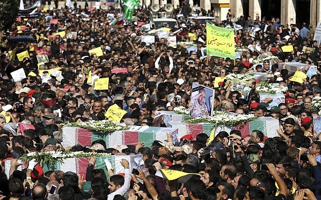 La gente asiste a un funeral masivo para los que murieron en el ataque del sábado en un desfile militar en la ciudad de Ahvaz, al suroeste del país, que mató a 25 personas, en Ahvaz, Irán, el lunes 24 de septiembre de 2018 (AP Photo / Ebrahim Noroozi)