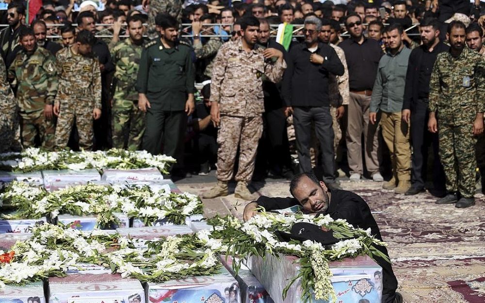 El padre de Mohammad Taha Eghadami, un niño de 4 años que murió en el ataque terrorista del sábado en un desfile militar, llora su ataúd durante una ceremonia fúnebre masiva para las víctimas, en la ciudad suroccidental de Ahvaz, Irán, el lunes, septiembre. 24, 2018. (AP Photo / Ebrahim Noroozi)