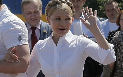 La candidata presidencial ucraniana, Yulia Tymoshenko, es recibida por sus seguidores durante un mitin en Priluki, Ucrania, el jueves 22 de mayo de 2014. (AP Photo / Efrem Lukatsky)