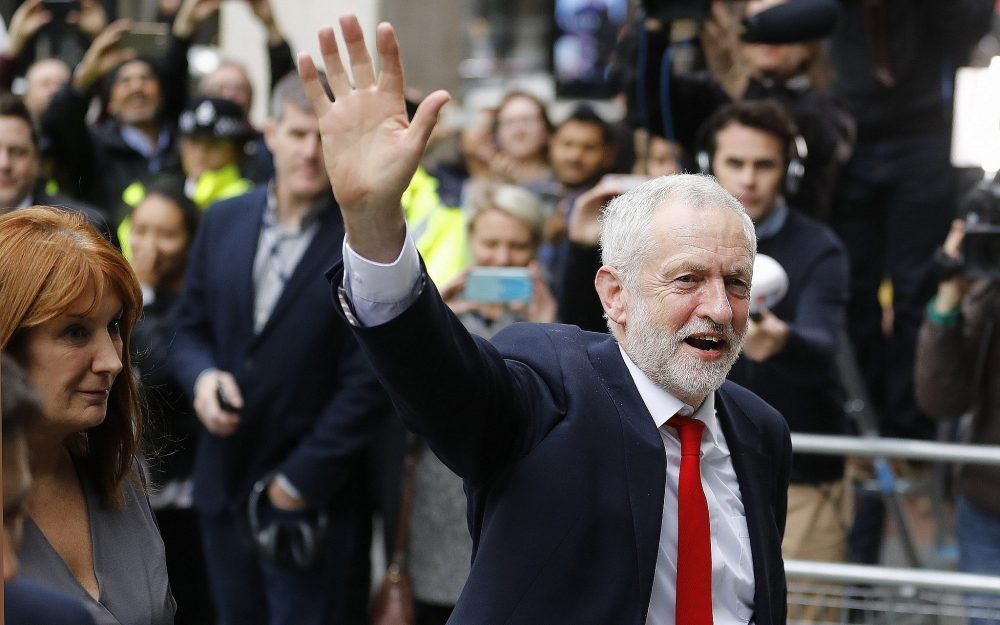 El líder laborista de Gran Bretaña, Jeremy Corbyn, agita su brazo cuando llega a la sede del partido en Londres, el viernes 9 de junio de 2017, después de las elecciones generales (AP Photo / Frank Augstein)
