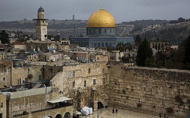 Una vista del Muro Occidental y la Cúpula de la Roca, uno de los sitios más sagrados para judíos y musulmanes, se ve en la Ciudad Vieja de Jerusalén, miércoles 6 de diciembre de 2017 (AP Photo / Oded Balilty)