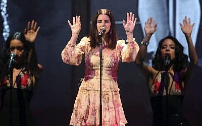 Lana Del Rey se presenta durante el LA to the Moon Tour en Philips Arena el 5 de febrero de 2018, en Atlanta. (Foto por Robb Cohen / Invision / AP)