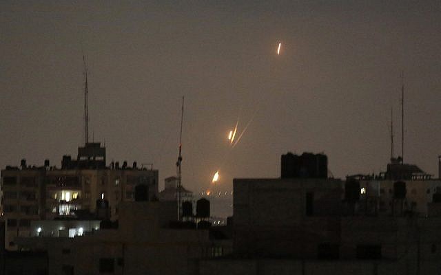 Ilustrativo: las llamas de los cohetes lanzados por los palestinos se ven sobre la Franja de Gaza en dirección a Israel, en la madrugada del 30 de mayo de 2018. (AP Photo / Hatem Moussa)