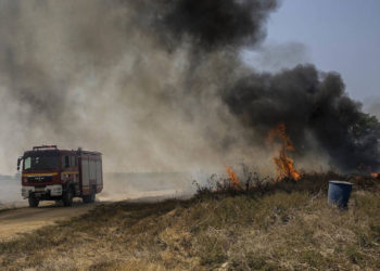 Bomberos combaten seis incendios provocados por globos de Gaza cerca de comunidades israelíes