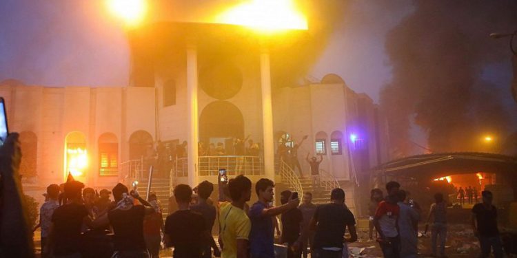 Después de que el consulado iraní fuera incendiado, cohetes dispararon contra aeropuerto de Basora en Irak