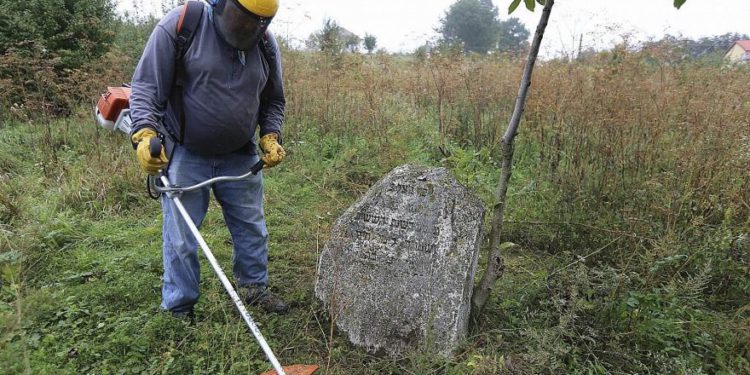 Pastor bautista de Texas restaura cementerios judíos posteriores al Holocausto en Polonia y Ucrania