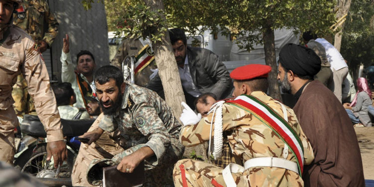 Hombres armados atacan desfile militar iraní, matando a 8 soldados e hiriendo a 20