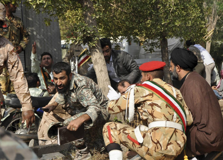Hombres armados atacan desfile militar iraní, matando a 8 soldados e hiriendo a 20