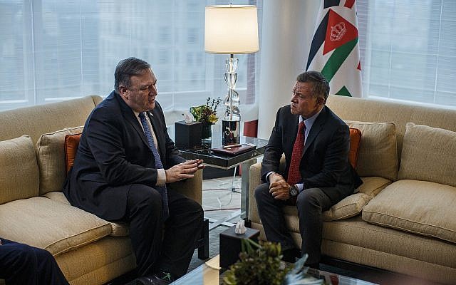 El secretario de Estado, Mike Pompeo, a la izquierda, habla con el rey de Jordania, Abdullah II bin Al-Hussein, a la derecha, durante una reunión en el Hotel Mandarin Oriental, en Nueva York, el 23 de septiembre de 2018, en Nueva York. (Andres Kudacki vía AP, Pool)