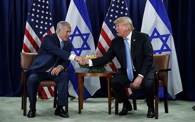 El presidente de los Estados Unidos, Donald Trump, estrecha la mano del primer ministro Benjamin Netanyahu en la Asamblea General de las Naciones Unidas el 26 de septiembre de 2018, en la sede de la ONU (AP Photo / Evan Vucci)