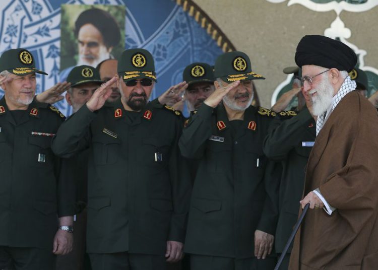 Khamenei insta a las tropas iraníes a “ahuyentar” al enemigo
