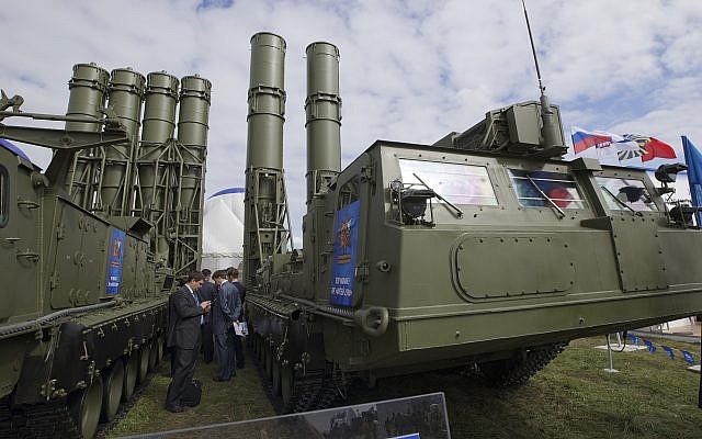 En esta foto de archivo tomada el 27 de agosto de 2013, se exhibe un sistema ruso de defensa antiaérea S-300 en la inauguración del MAKS Air Show en Zhukovsky en las afueras de Moscú, Rusia (AP Photo / Ivan Sekretarev, archivo)