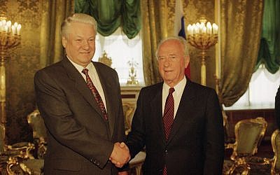 El presidente ruso Boris Yeltsin, izquierda, y el primer ministro Yitzhak Rabin se dan la mano durante su reunión del 26 de abril de 1994 en el Kremlin de Moscú. (AP Photo / Alexander Zemlianchenko)