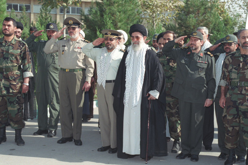 Líder Supremo iraní Ayatollah Ali Khamenei con el Cuerpo de la Guardia Revolucionaria. Crédito: Wikimedia Commons