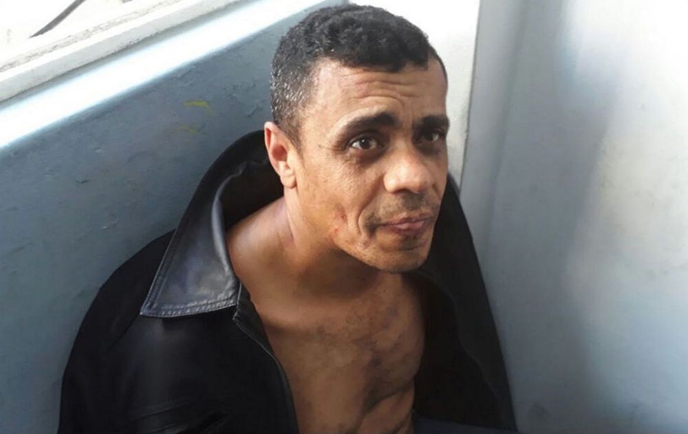 En esta foto lanzada por la Policía Militar, Adelio Bispo de Oliveira, sospechoso de apuñalar a Jair Bolsonaro, un importante candidato presidencial brasileño, sentado luego de ser detenido en Juiz de Fora, Brasil, el jueves 6 de septiembre de 2018. (Policía Militar a través de AP)