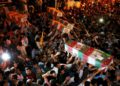 Miles de iraníes asisten al funeral de los soldados muertos en la guerra de 1980