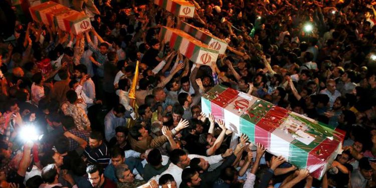 Miles de iraníes asisten al funeral de los soldados muertos en la guerra de 1980