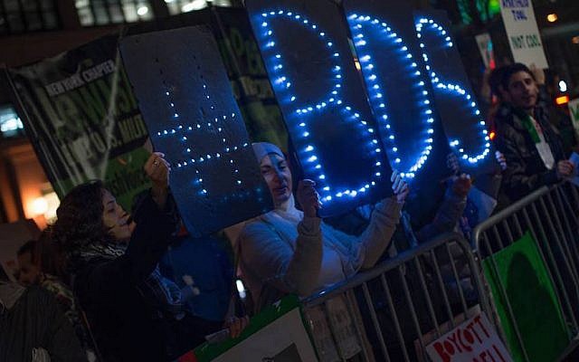Una foto ilustrativa de partidarios de BDS que protestan en Nueva York, octubre de 2015. (página de Facebook de BDS a través de jTA)