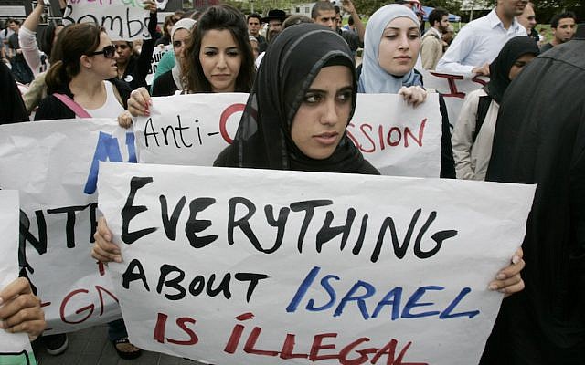 Ilustrativo: Estudiantes protestan en una manifestación contra Israel en la Universidad de California, Irvine. (Mark Boster / Los Angeles Times vía Getty Images / JTA)