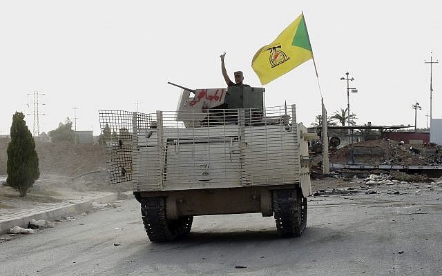 En esta foto del miércoles 27 de mayo de 2015, un combatiente de un vehículo blindado perteneciente a la Brigada chiita de Hizbolá, respaldada por Irán, mientras patrulla al este de Ramadi, Iraq. (AP)