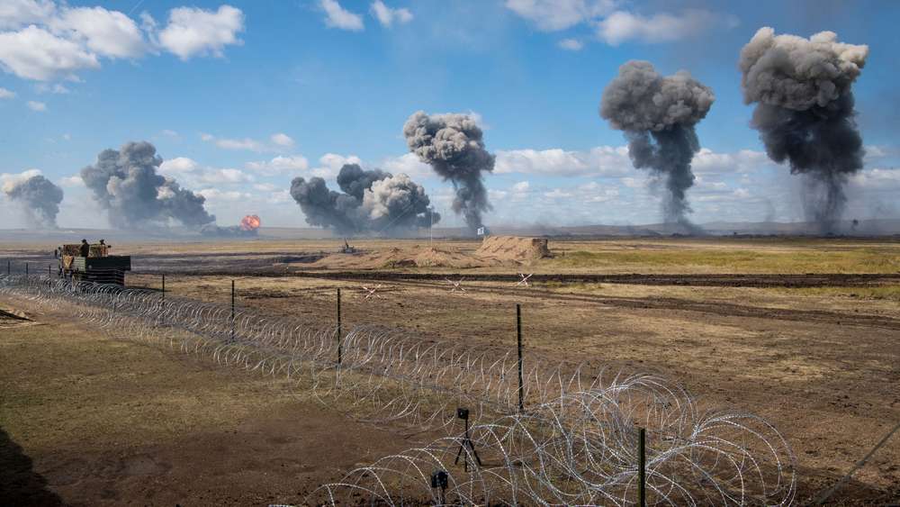 Columnas de humo tras un ensayo de bombardeo