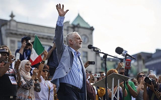 Jeremy Corbyn se dirige a la multitud en Trafalgar Square en Londres, Inglaterra, el 13 de julio de 2018. (Niklas Hallen / AFP / Getty Images vía JTA)