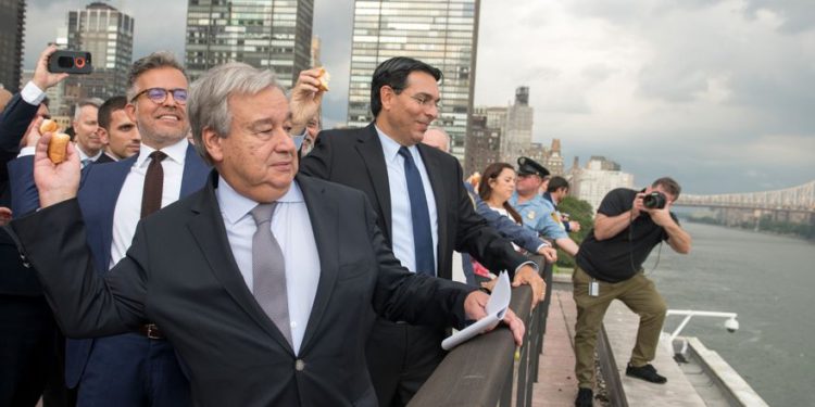 Jefe de la ONU se une al rito de Rosh Hashaná arrojando “pecados” en East River