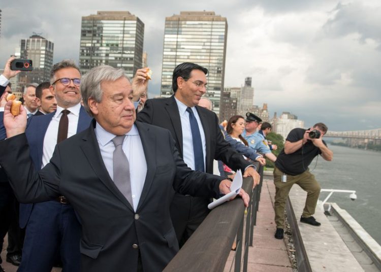 Jefe de la ONU se une al rito de Rosh Hashaná arrojando “pecados” en East River