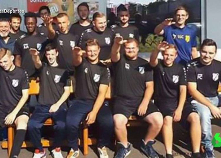 Despiden a 7 futbolistas por realizar el saludo nazi