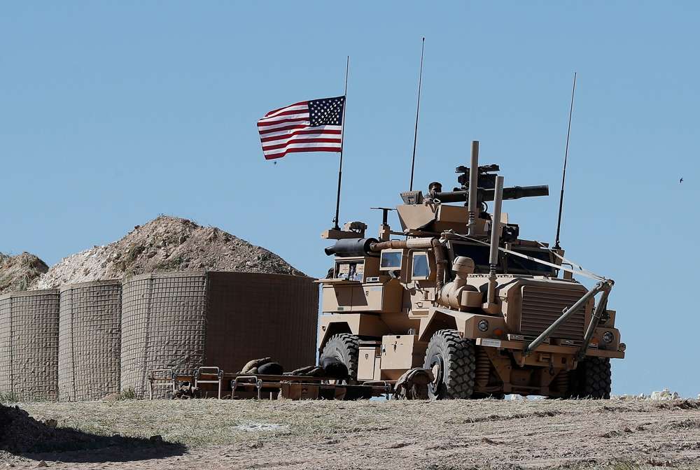 Un soldado estadounidense se sienta en un vehículo blindado en una posición recién instalada en Manbij, al norte de Siria, el 4 de abril de 2018. (Hussein Malla / AP)