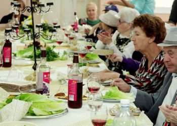 Ministerio de Bienestar de Israel invita a personas mayores y sobrevivientes del Holocausto a recibir hospitalidad gratuita