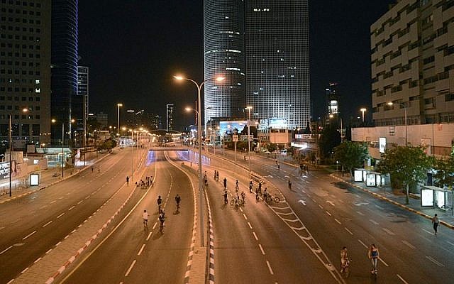 Los israelíes conducen sus bicicletas en las calles vacías de Tel Aviv, en Iom Kipur, la más santa de las fiestas judías. La foto fue tomada el 3 de octubre de 2014. (Danielle Shitrit / Flash 90)