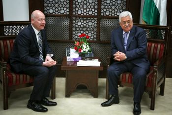 El presidente palestino Mahmoud Abbas (R) se reúne con Jason Greenblatt, representante especial de Donald Trump para las negociaciones internacionales en la ciudad cisjordana de Ramallah, el 14 de marzo de 2017.
