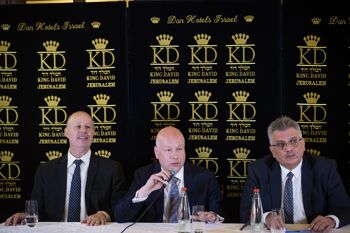 El enviado especial de los EE. UU. Jason Greenblatt (C), junto con Tzachi Hanegbi (L), el ministro israelí de Cooperación Regional y el responsable del agua de la Autoridad Palestina, Mazen Ghuneim, durante una conferencia de prensa sobre el acuerdo de agua entre Israel y la Autoridad Palestina. Foto de Yonatan Sindel / Flash90