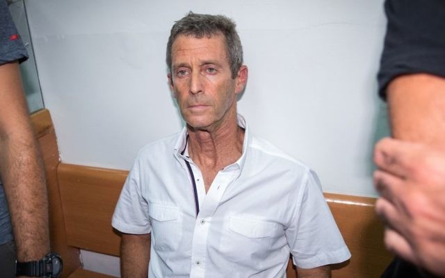 Magnate israelí Beny Steinmetz visto en la corte de magistrados de Rishon Lezion, 14 de agosto de 2017. (Flash90)