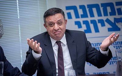 El jefe del partido político de la Unión Sionista, Avi Gabbay, encabeza una reunión de facciones en la Knéset en Jerusalén el 12 de marzo de 2018. (Miriam Alster / FLASH90)