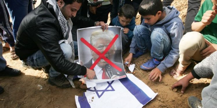 Trump a los palestinos: “No muerdan la mano que los alimenta”