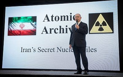 El primer ministro Benjamin Netanyahu expone archivos que prueban el programa nuclear de Irán en una conferencia de prensa en Tel Aviv, el 30 de abril de 2018. (Miriam Alster / Flash90)