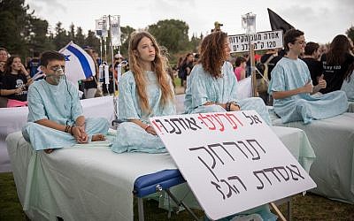 Los israelíes se manifestaron cerca de la Knesset, Jerusalén, en contra de la decisión de ubicar la plataforma de procesamiento de gas natural Leviathan a diez kilómetros de la costa central de Israel, el 12 de junio de 2018. (Noam Revkin Fenton / Flash90