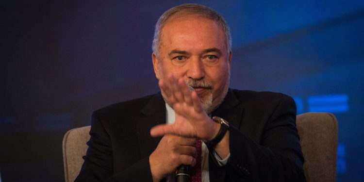 Liberman quiere que Estados Unidos desenmascare al funcionario israelí que ayudó a Manafort