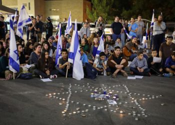 Netanyahu visita a la familia de Ari Fuld y ofrece condolencias