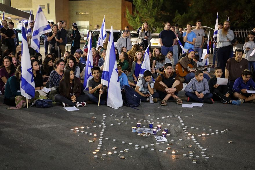 Netanyahu visita a la familia de Ari Fuld y ofrece condolencias